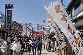 賑わう参道